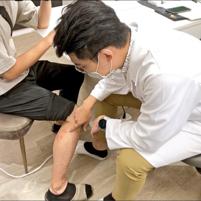 【自由健康網】水母螫傷沒留意 小腿紅腫冒水泡│雅丰美膚診所陳昱璁醫師
