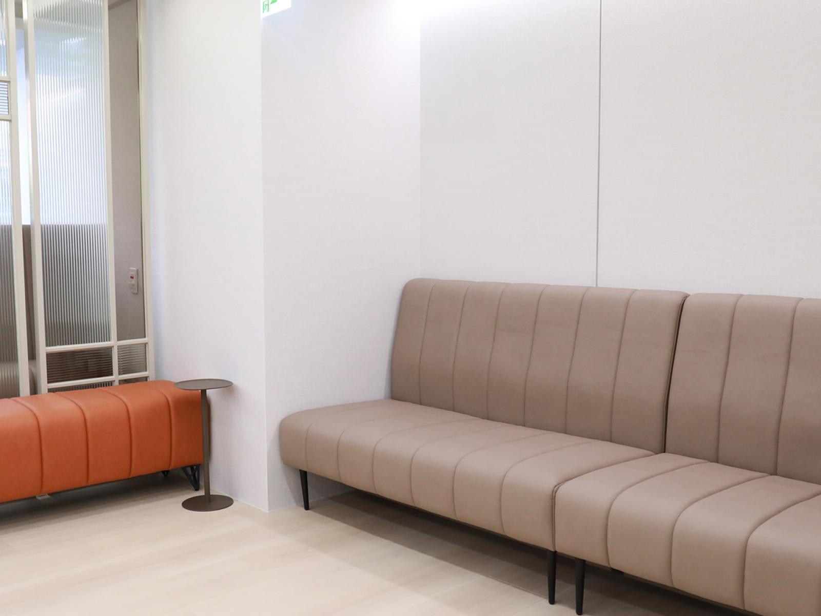 雅丰纖境腸胃科診所沙發區